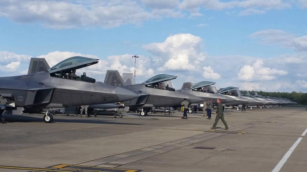Caças F-22A chegam ao Reino Unido