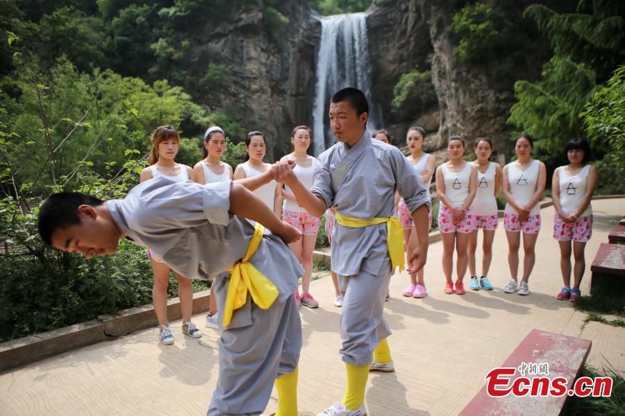 Monges de Shaolin ensinam técnicas de defesa pessoal a equipas de resgate