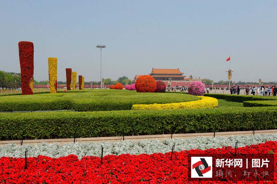 Tiananmen decorada a preceito para receber o Dia do Trabalhador
