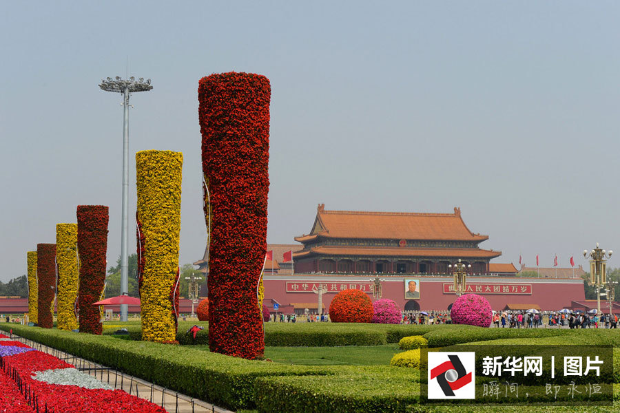 Tiananmen decorada a preceito para receber o Dia do Trabalhador