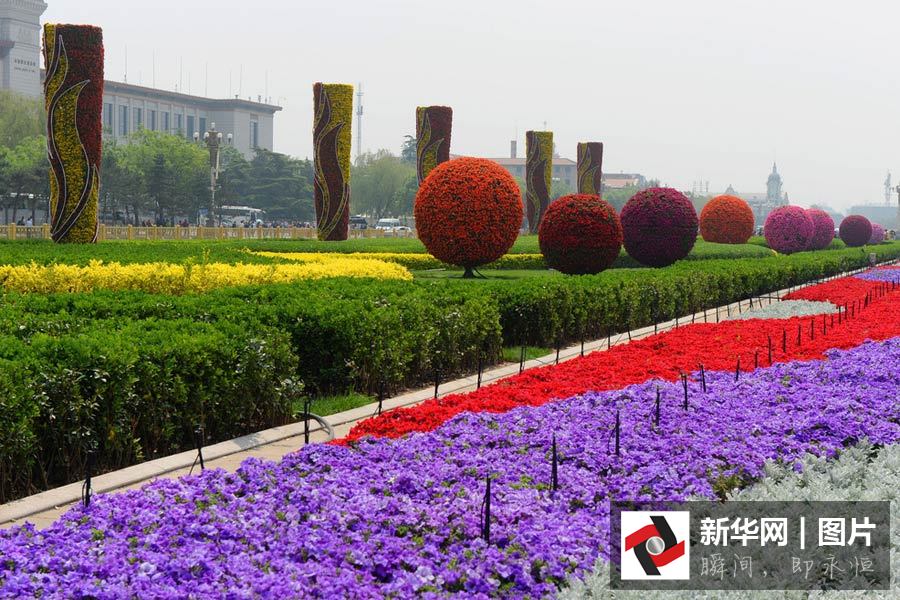 Tiananmen decorada a preceito para receber o Dia do Trabalhador