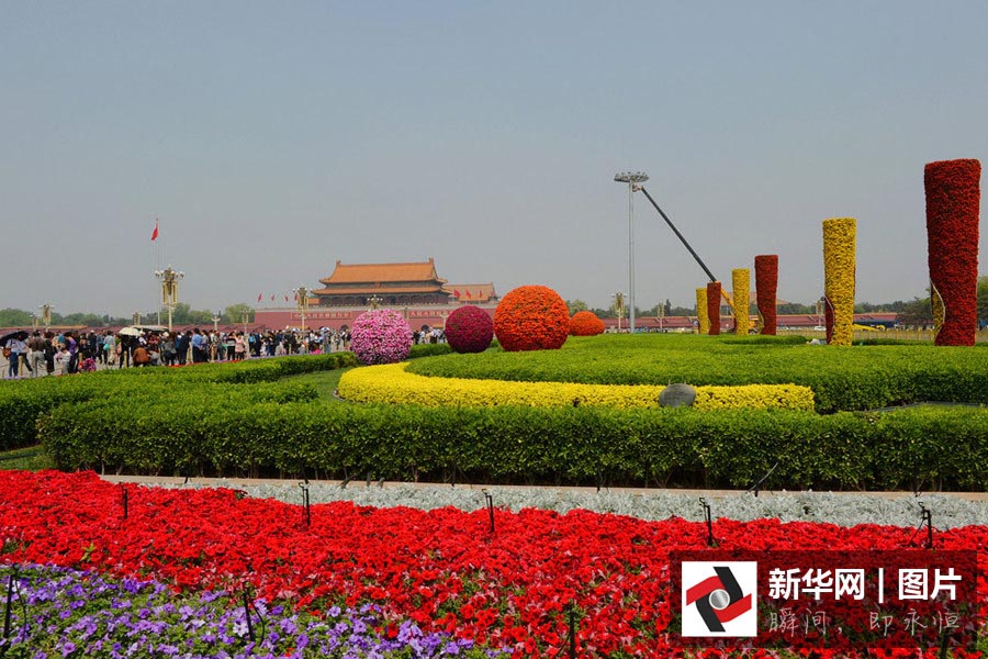 Tiananmen decorada a preceito para receber o Dia do Trabalhador