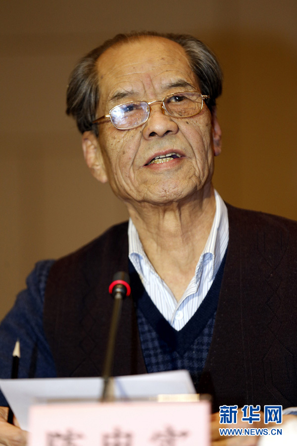 Escritor chinês Chen Zhongshi morre aos 73 anos