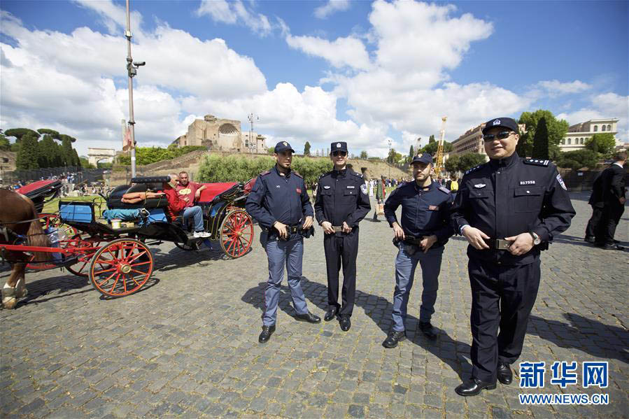 Policiais chineses fazem patrulha em Roma e Milão