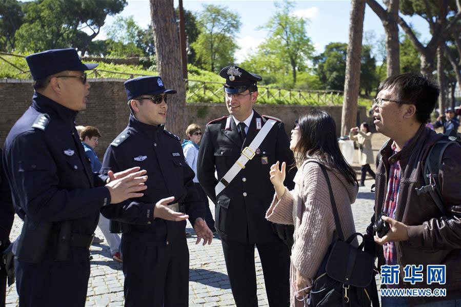 Policiais chineses fazem patrulha em Roma e Milão