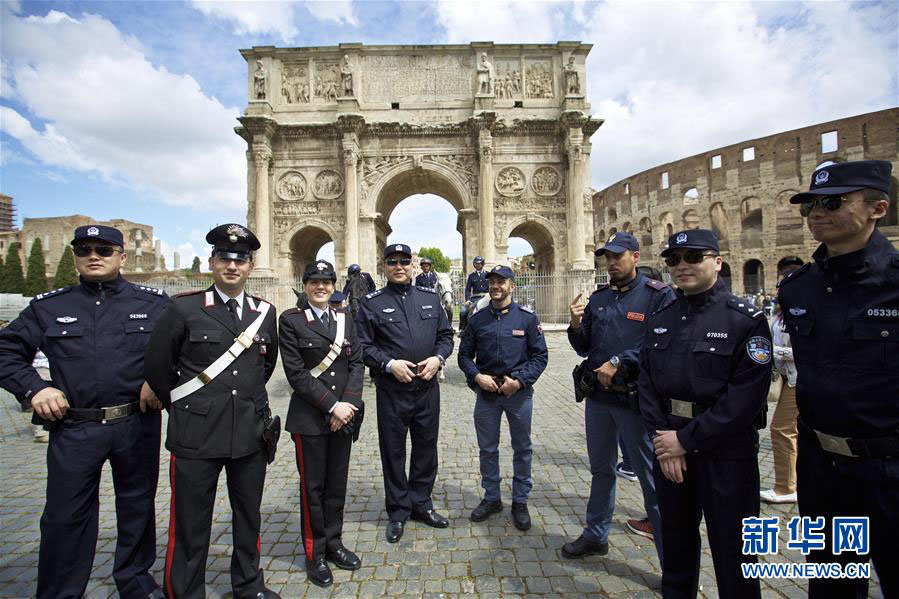 Policiais chineses fazem patrulha em Roma e Milão