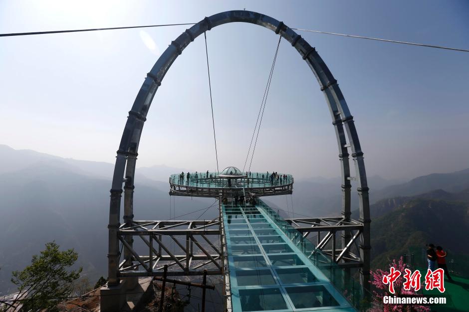 Maior mirante de vidro do mundo é inaugurado em Beijing