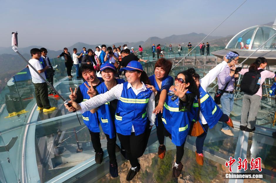 Maior mirante de vidro do mundo é inaugurado em Beijing