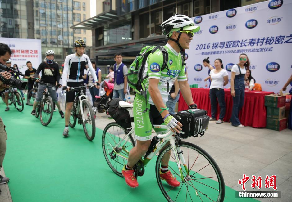 Homem chinês vai de Chengdu a Lisboa de bicicleta