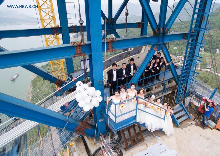 Casais chineses tiram fotos de casamento em ponte suspensa