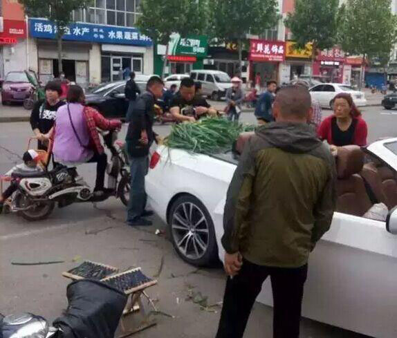 Homem em Shandong usa BMW para vender cebolinho