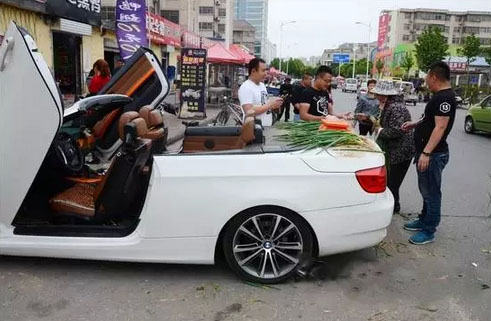 Homem em Shandong usa BMW para vender cebolinho