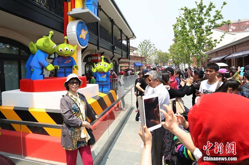 Maior loja de legos no mundo abre no Resort da Disney Shanghai