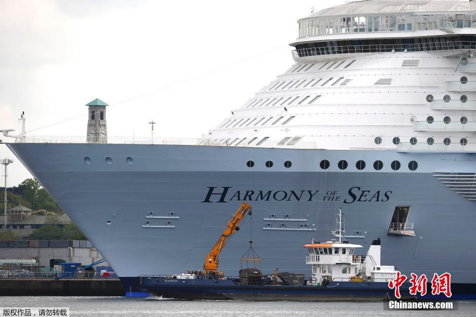 Maior navio cruzeiro do mundo aporta no Reino Unido