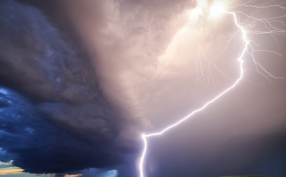 Fotógrafo europeu captura fotos incríveis de tempestades na Alameda dos Tornados, nos EUA