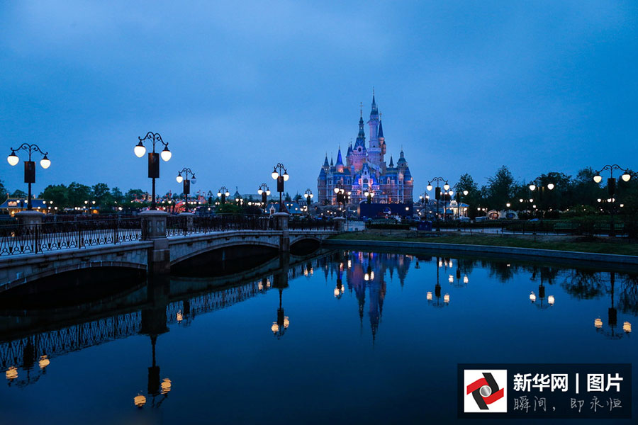 Paisagens noturnas da Disneylândia de Shanghai
