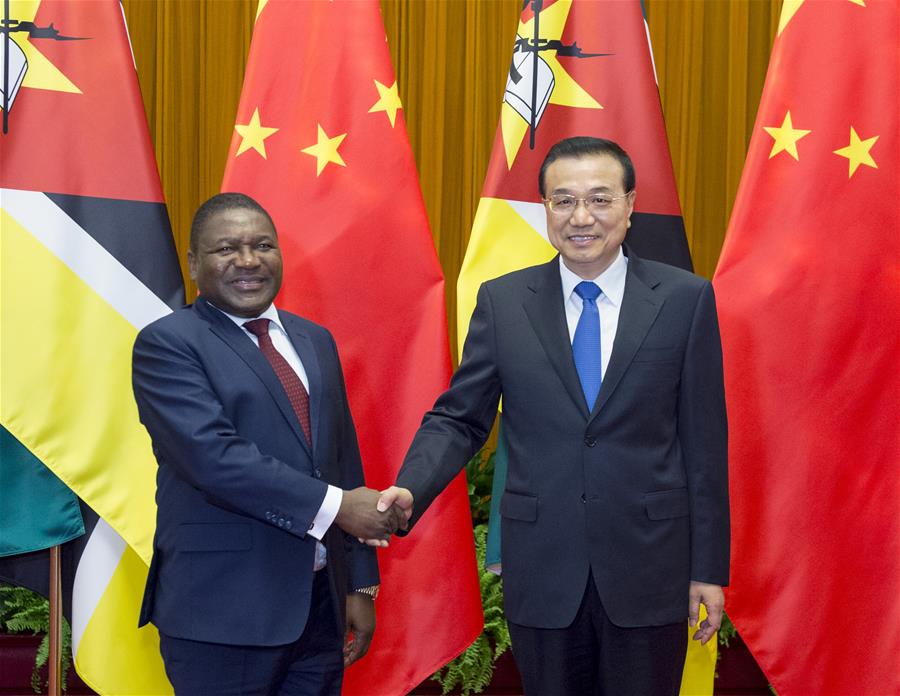 Li Keqiang recebe presidente moçambicano