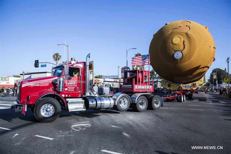 Tanque de combustível espacial é transportado para o Centro de Ciências da Califórnia