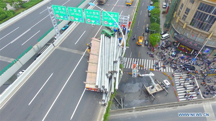 Caminhão com carga acima do peso tomba em viaduto de Shanghai