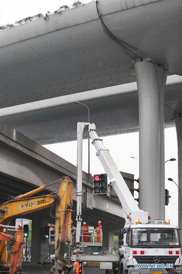 Caminhão com carga acima do peso tomba em viaduto de Shanghai