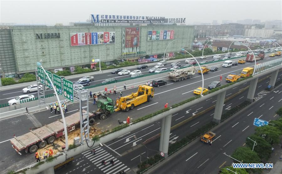 Caminhão com carga acima do peso tomba em viaduto de Shanghai