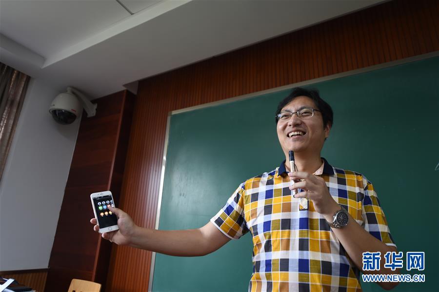 Professor usa o WeChat para marcar a presença dos alunos na universidade