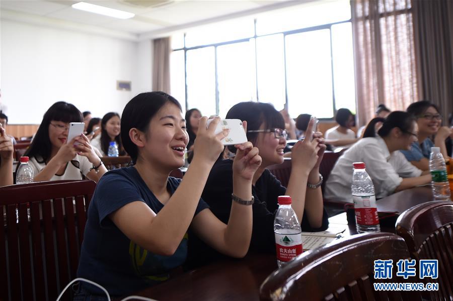 Professor usa o WeChat para marcar a presença dos alunos na universidade