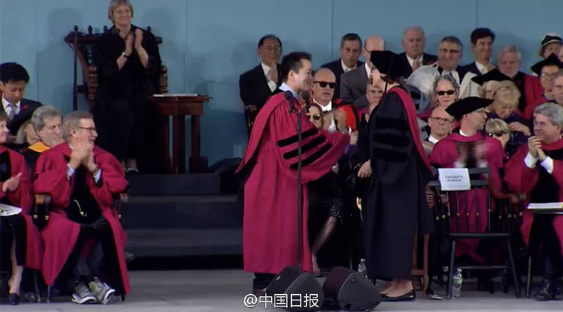 Universidade de Harvard tem aluno chinês discursando na graduação pela primeira vez