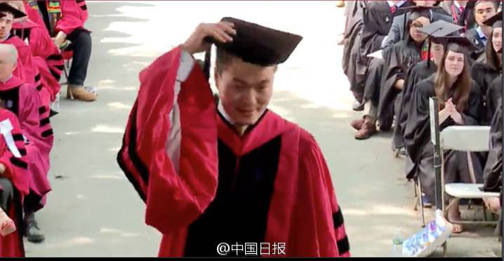 Universidade de Harvard tem aluno chinês discursando na graduação pela primeira vez