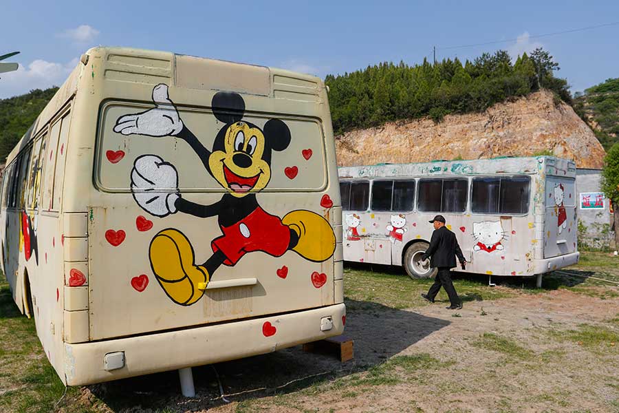 Ônibus velhos se tornam em verdadeiras mansões