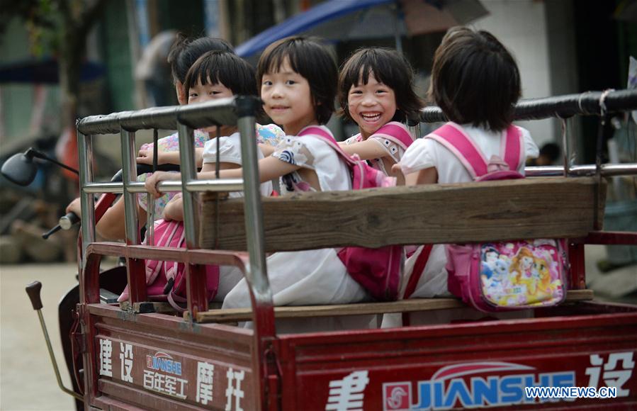 Meninas quádruplas celebram o Dia das Crianças em Jiangxi