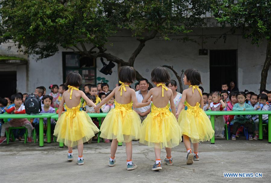 Meninas quádruplas celebram o Dia das Crianças em Jiangxi