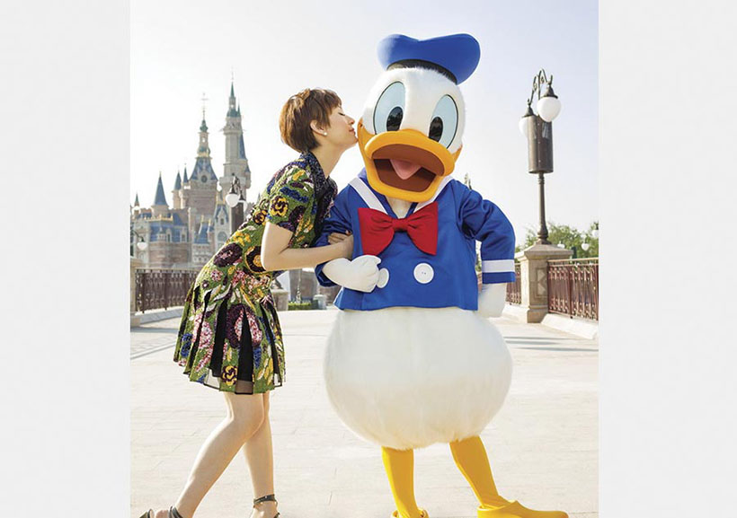 Embaixadora da Disney Shanghai Sun Li posa no parque temático