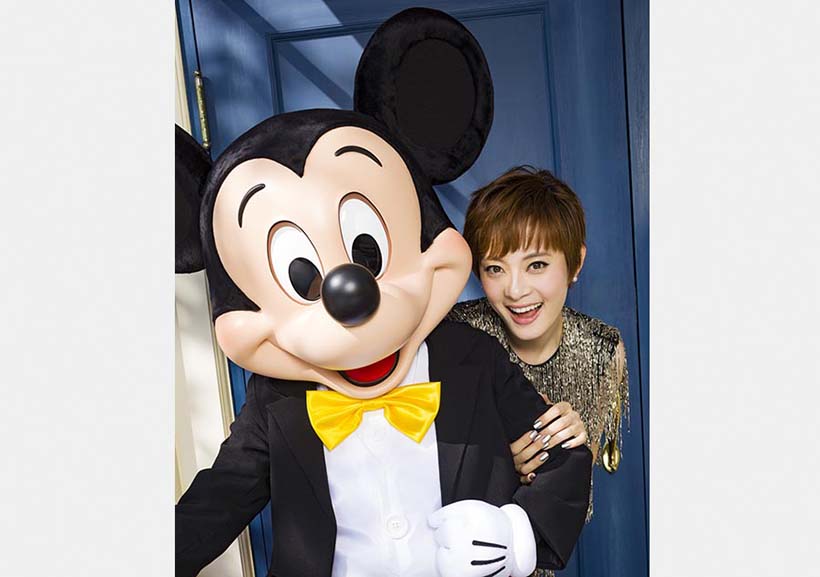 Embaixadora da Disney Shanghai Sun Li posa no parque temático