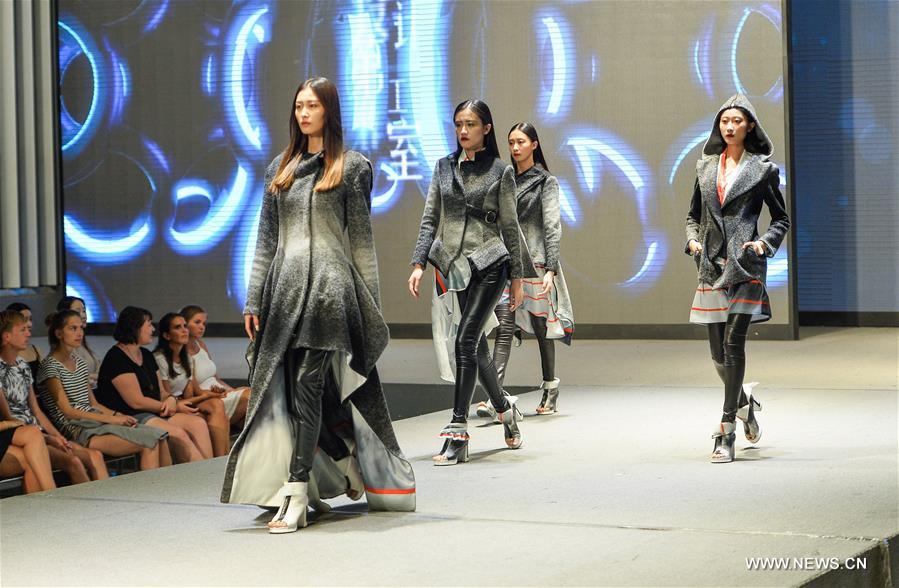 Desfile de moda marca formatura em Tianjin