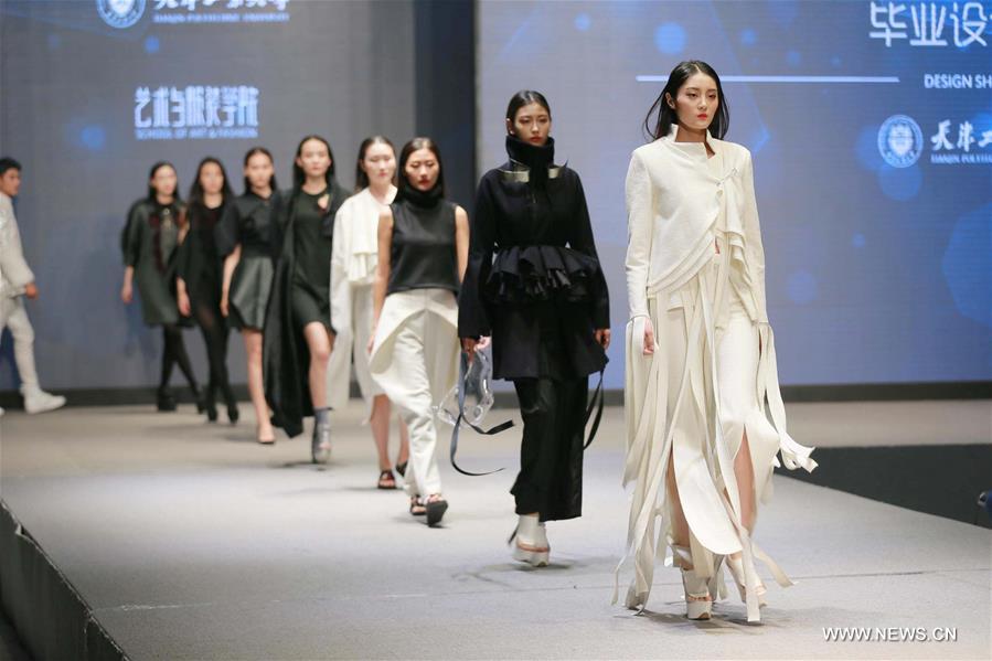 Desfile de moda marca formatura em Tianjin