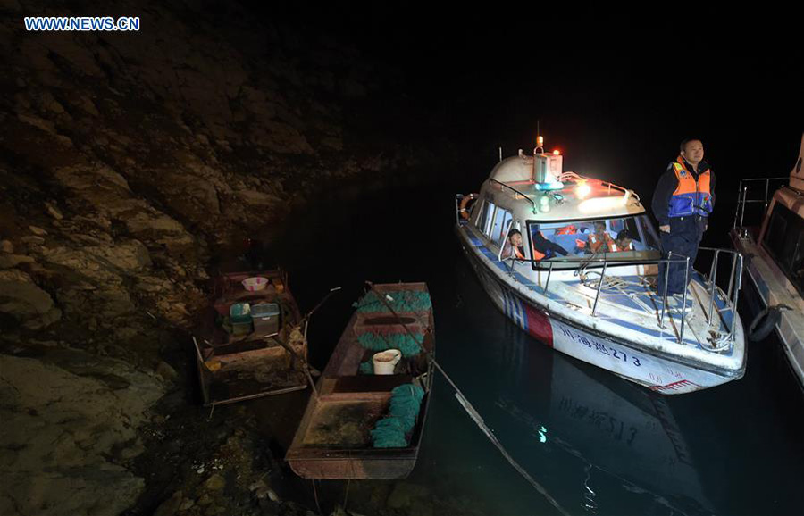 Passeios de barco são suspensos após embarcação virar