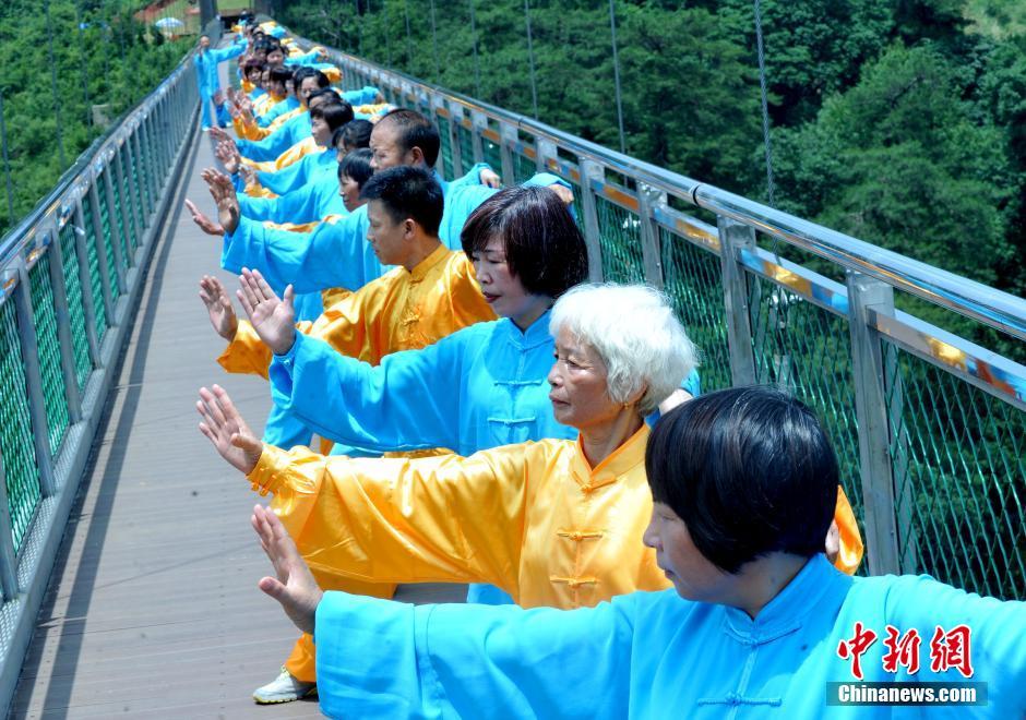 Grupo de entusiastas de Tai Chi ocupa ponte em Jiangxi