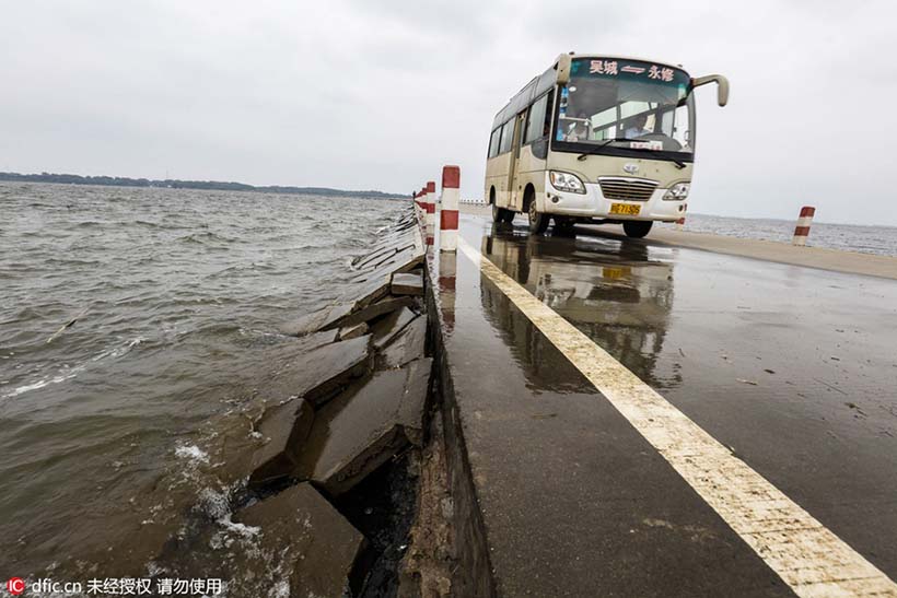 Chuvas no Lago Poyang fazem estrada quase sumir embaixo d’água