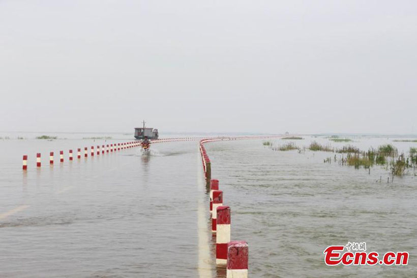 Chuvas no Lago Poyang fazem estrada quase sumir embaixo d’água