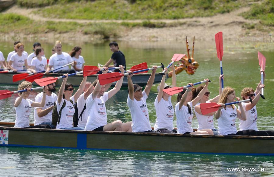 Croácia realiza competição de barcos-dragão