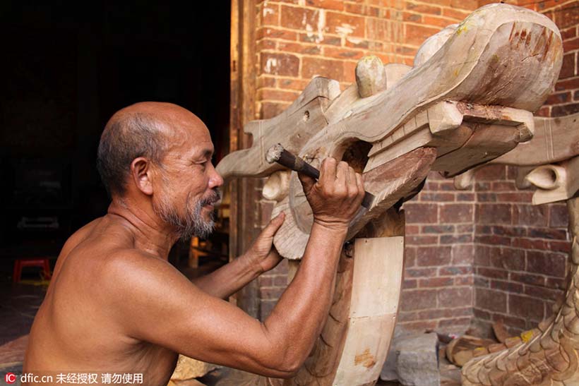 Ancião prolonga o legado de 1,000 anos da construção do barco-dragão