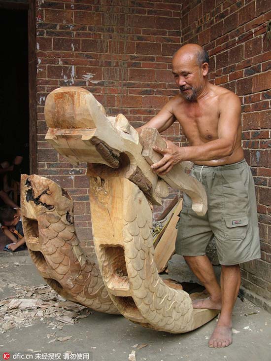 Ancião prolonga o legado de 1,000 anos da construção do barco-dragão