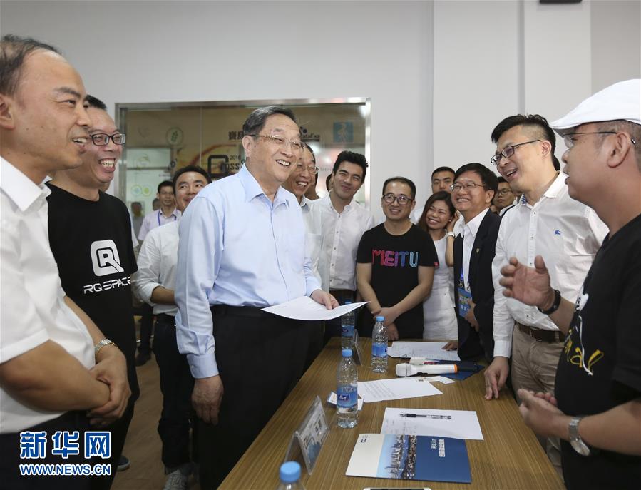 Chefe do mais alto órgão de consulta política reúne-se com jovens empresários de Taiwan na parte continental