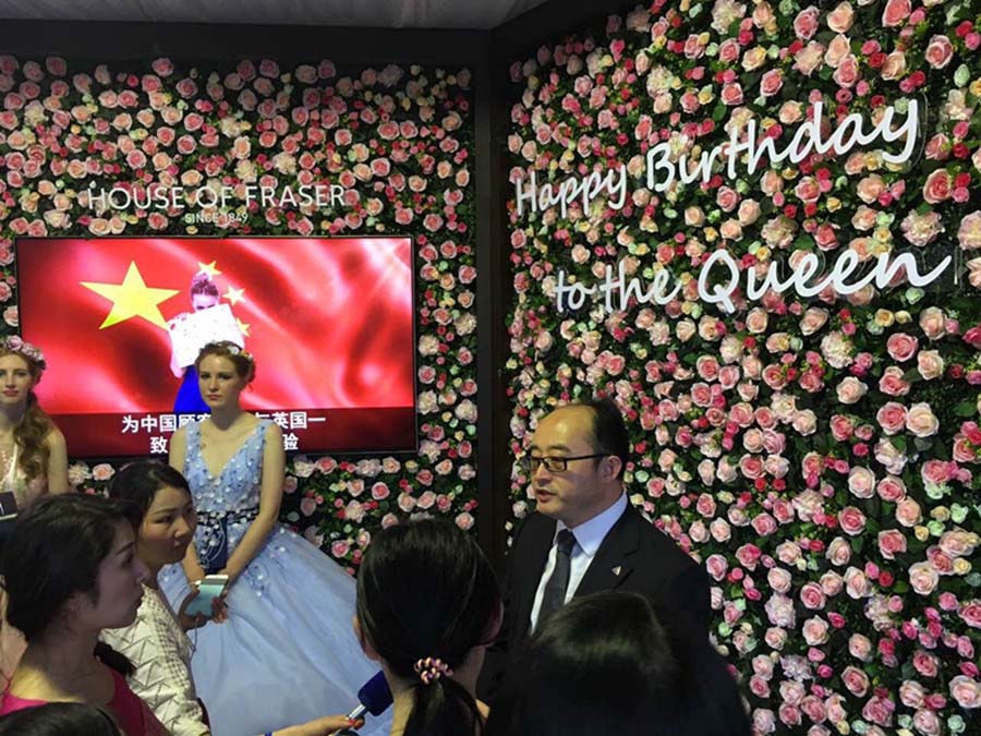 Recorde mundial em Shanghai celebra aniversário da Rainha Elizabeth