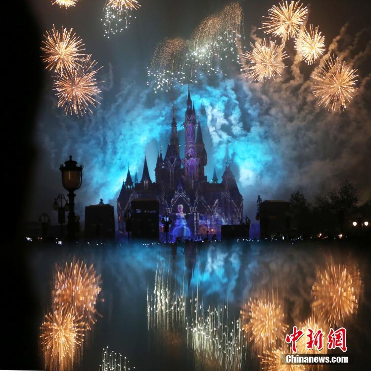 Disney inaugura seu primeiro parque na parte continental da China
