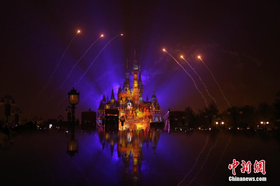 Disney inaugura seu primeiro parque na parte continental da China