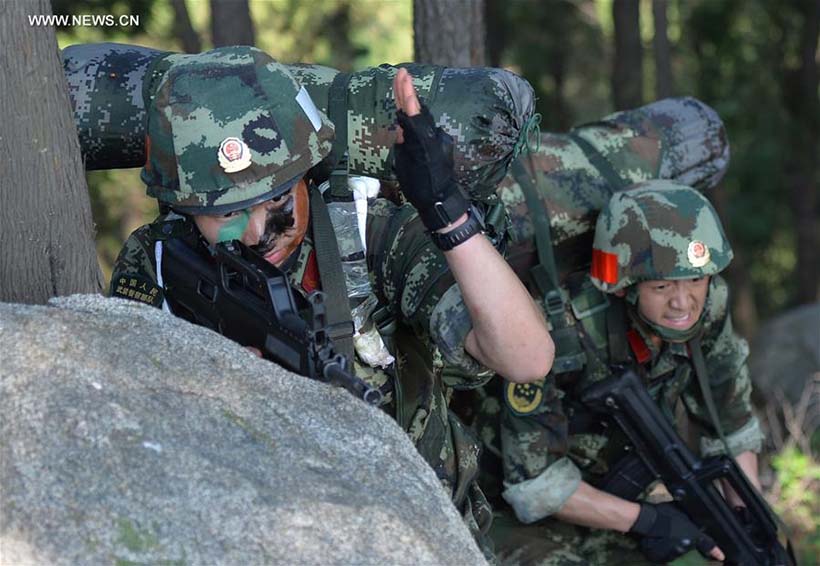 Polícia armada realiza treinamento na Montanha Tai