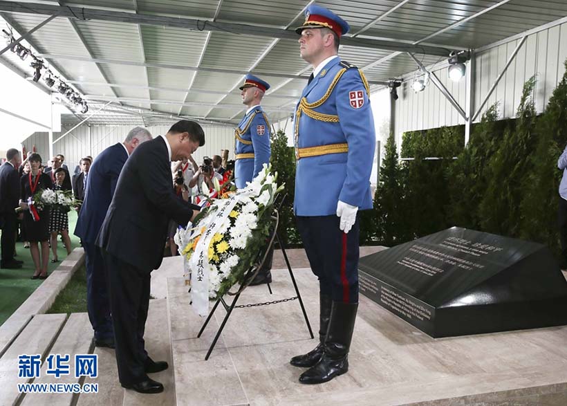 Xi Jinping e Peng Liyuan participam em cerimónia em memória dos mártires dos bombardeamentos da NATO, em Belgrado