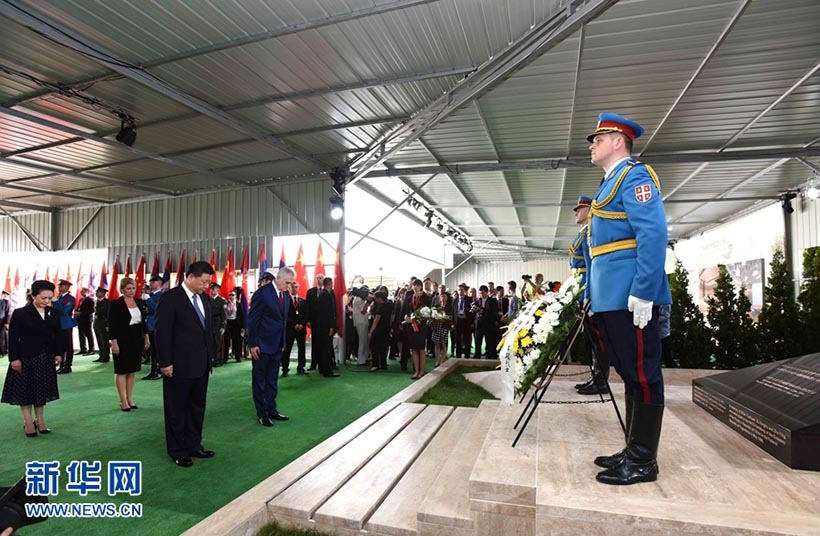 Xi Jinping e Peng Liyuan participam em cerimónia em memória dos mártires dos bombardeamentos da NATO, em Belgrado